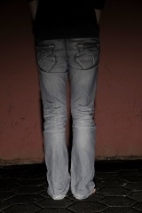 graue Jeans hinten